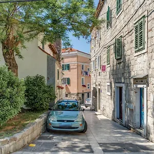 Apartman Under Constructiion
